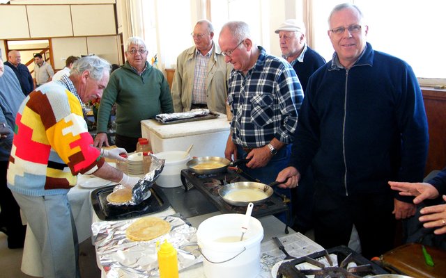 Nee-wat, ds Dirk van Dyk (regs), met een pannekoekpan sal daardie glimlag jou nie help om by Anita Botha en Ilse Klopper se 67 pannekoeke vir Mandeladag Vrydag uit te kom nie!